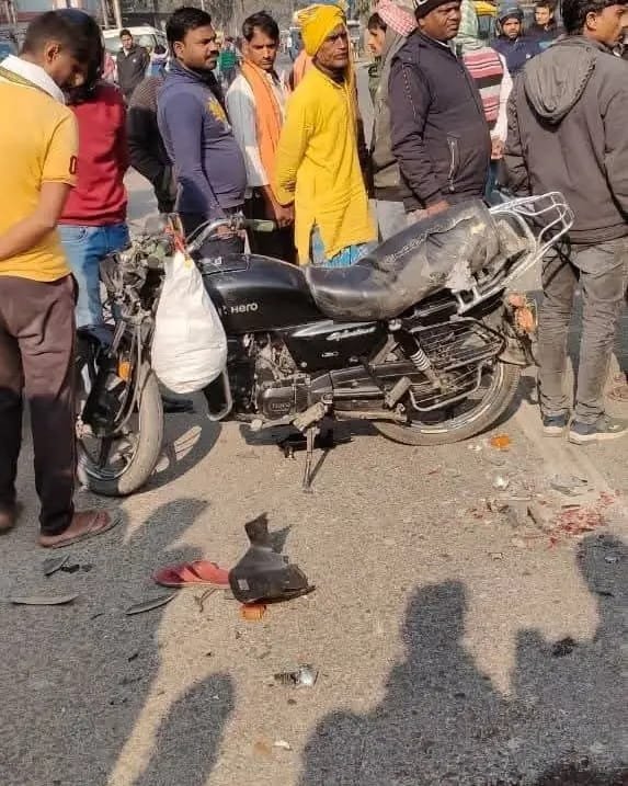 वैशाली में भीषण सड़क हादसा: हाजीपुर–महनार मार्ग पर हाइवा की टक्कर से बाइक सवार की मौत, चाय की दुकान में जा घुसा वाहन